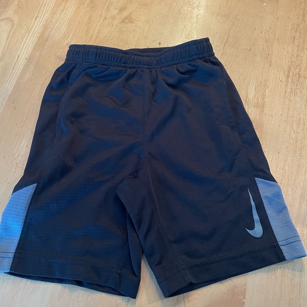 Nike DRI-FIT unisex 6/M black/gray( pic looks a blueish but it’s gray